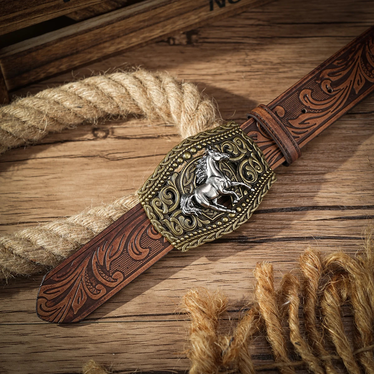 A casual individual and retro belt Western-style clothing accessory metal buckle PU belt suitable for both men and women 251204