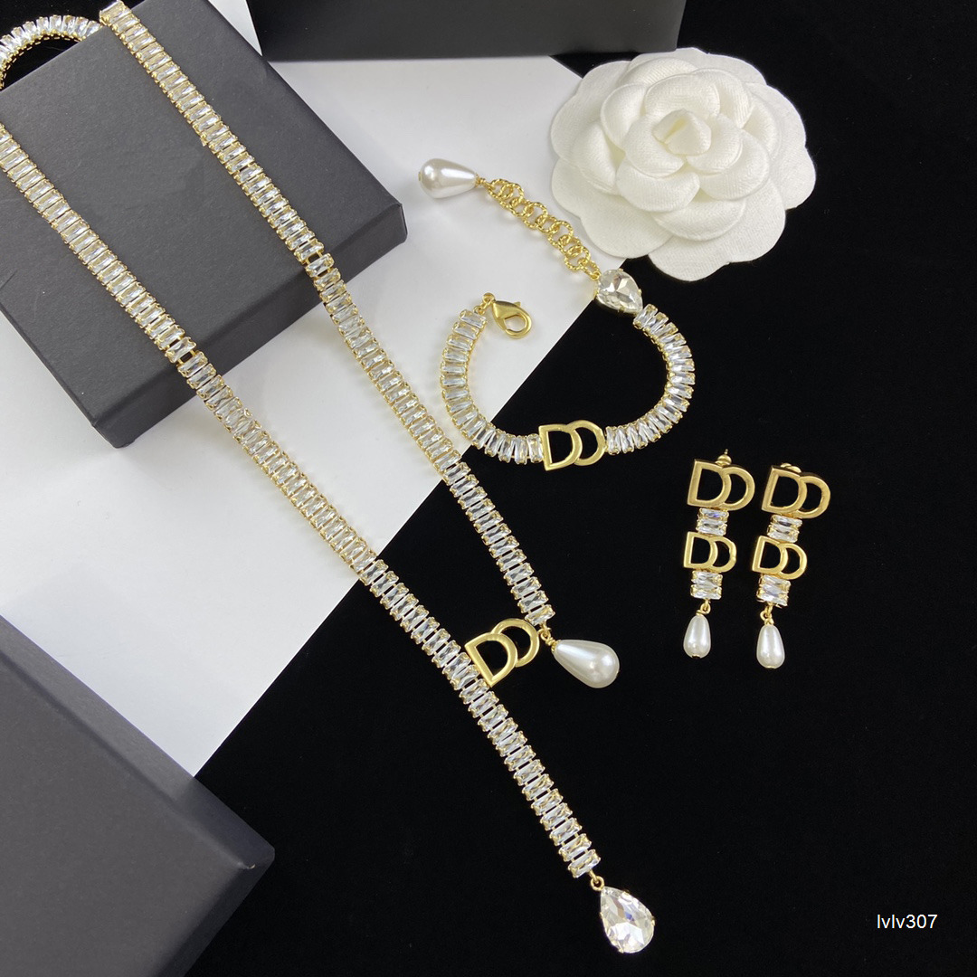 Pendant Necklaces Luxury Designer necklace Beaded necklace Diamond necklace Women wear jewelry sets designer jewelry Fashion Necklace for Women Jewelry Set Gift