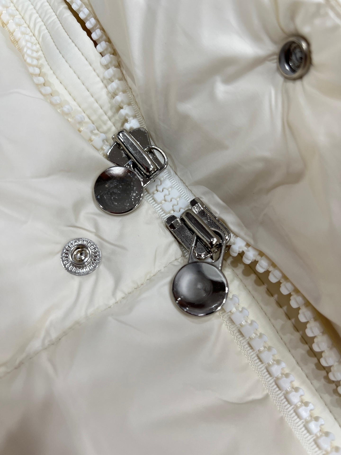 Unisex thick down jacket with detachable hood, warm and classic style.