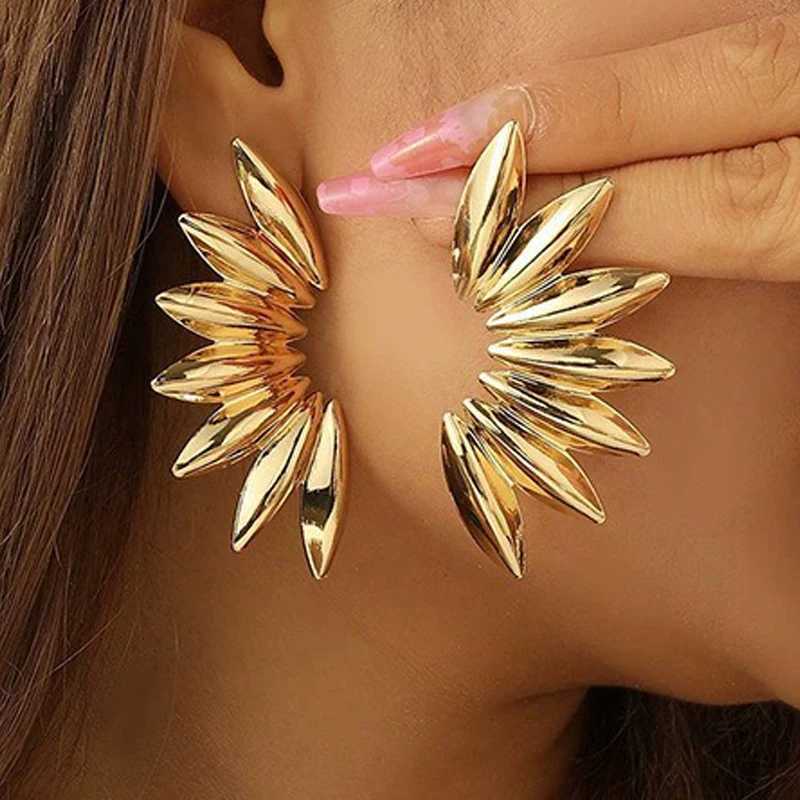 Exaggerated Personality Metal Dangle Earrings for Women Golden Color Sector Leaf Flower Big Drop Earrings European Party Jewelry J251208