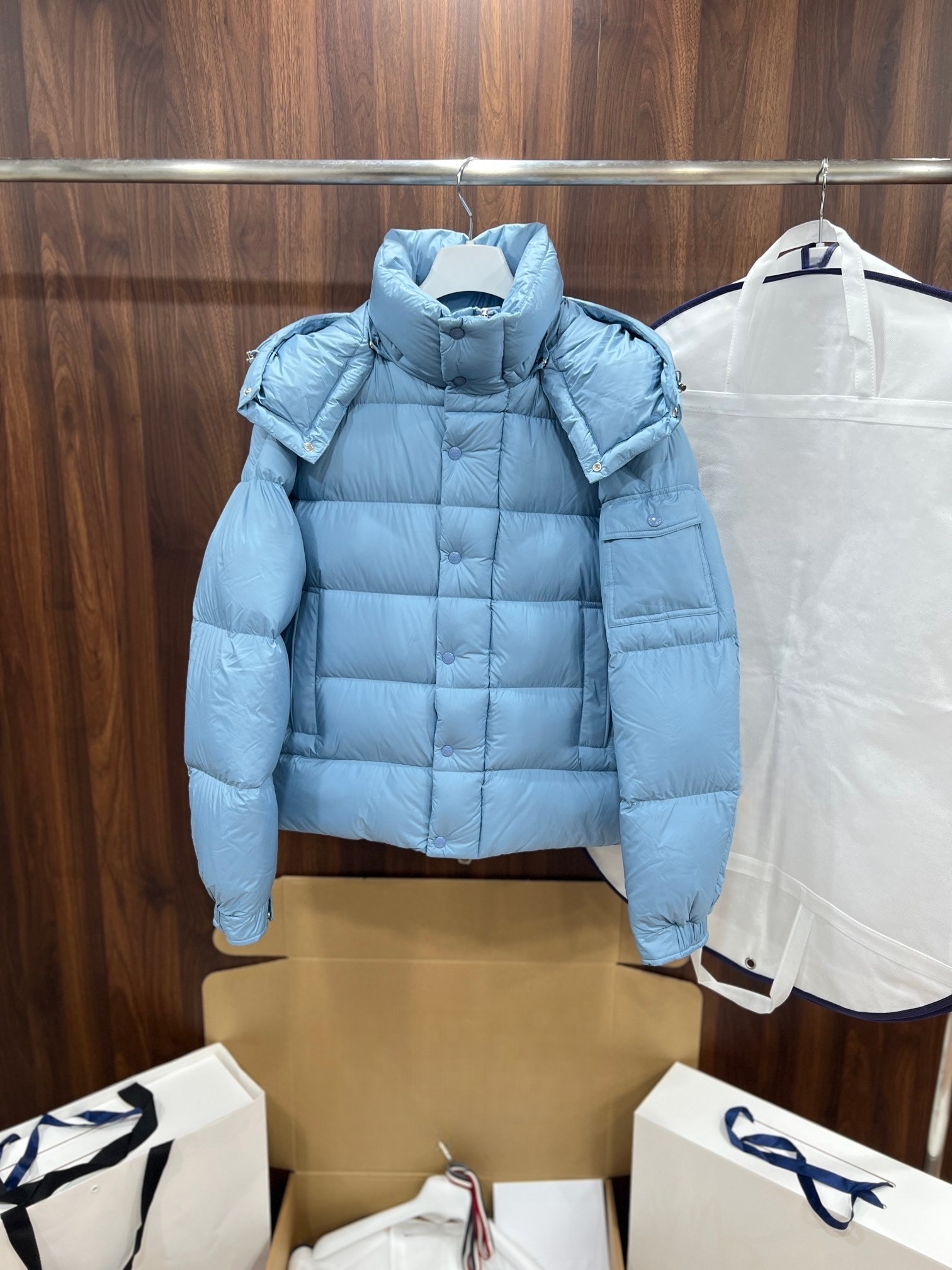 Unisex thick down jacket with detachable hood, warm and classic style.