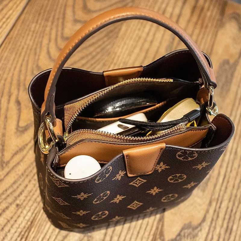 2023 New Trendy Autumn/Winter Premium Water Bucket Bag Fiable Cmuter Simple Single Shoder Cross Shoder Handbag Y251208