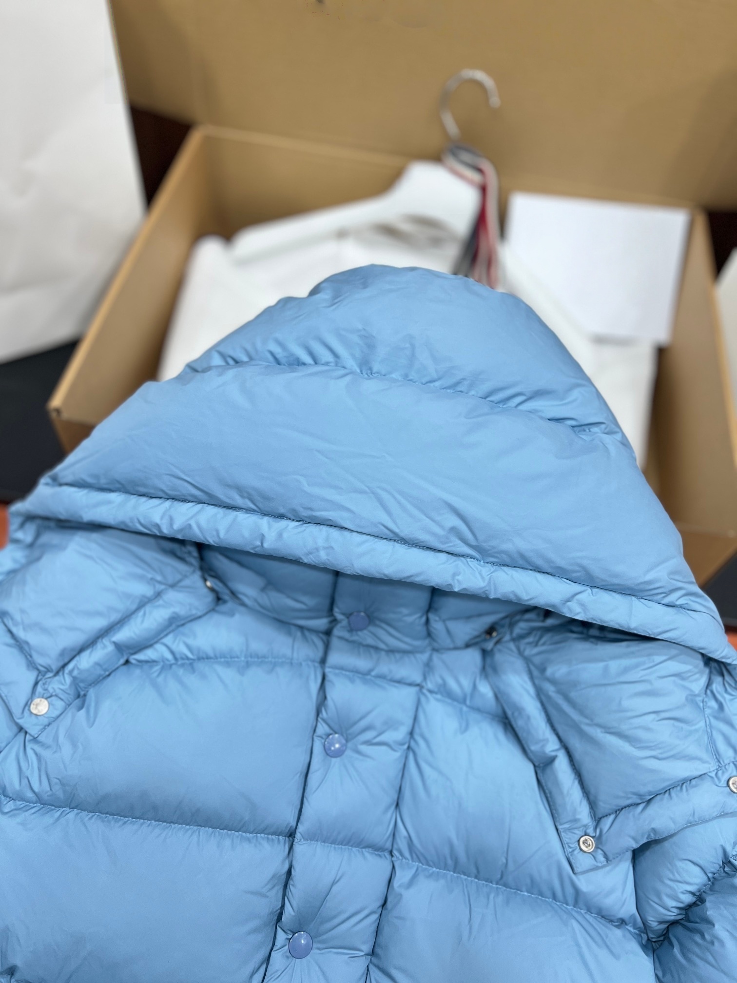 Unisex thick down jacket with detachable hood, warm and classic style.