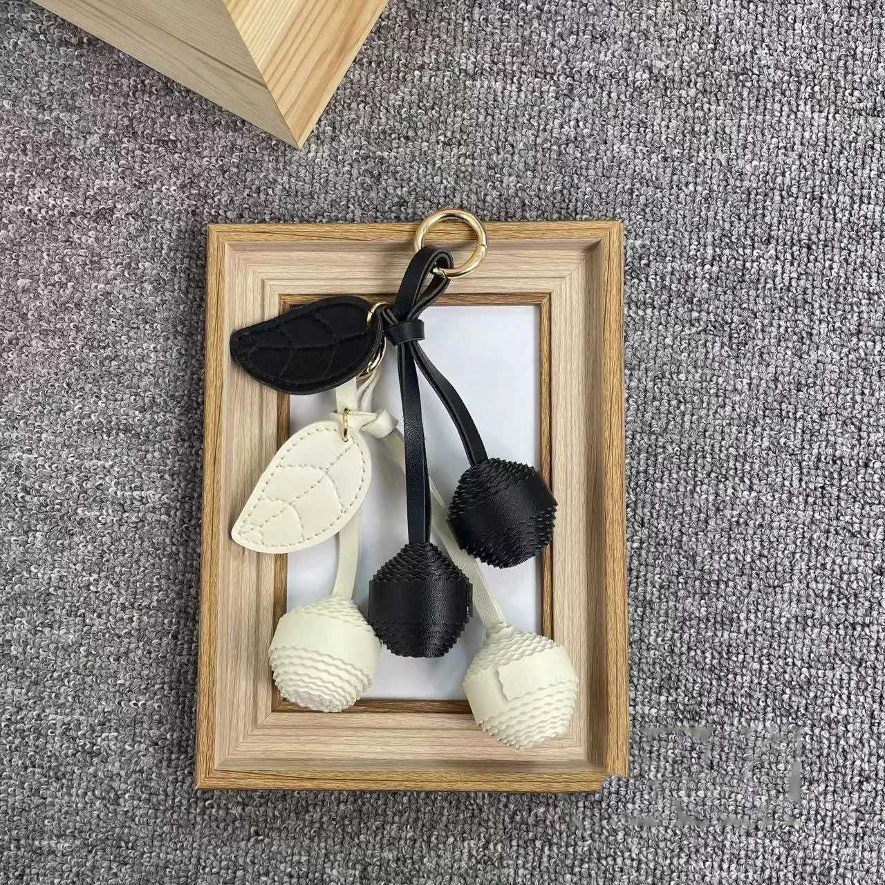 Keychain accessories Cute bag pendant PU leather leaf handmade woven ball High end and versatile decorationXJ251208 - view 6