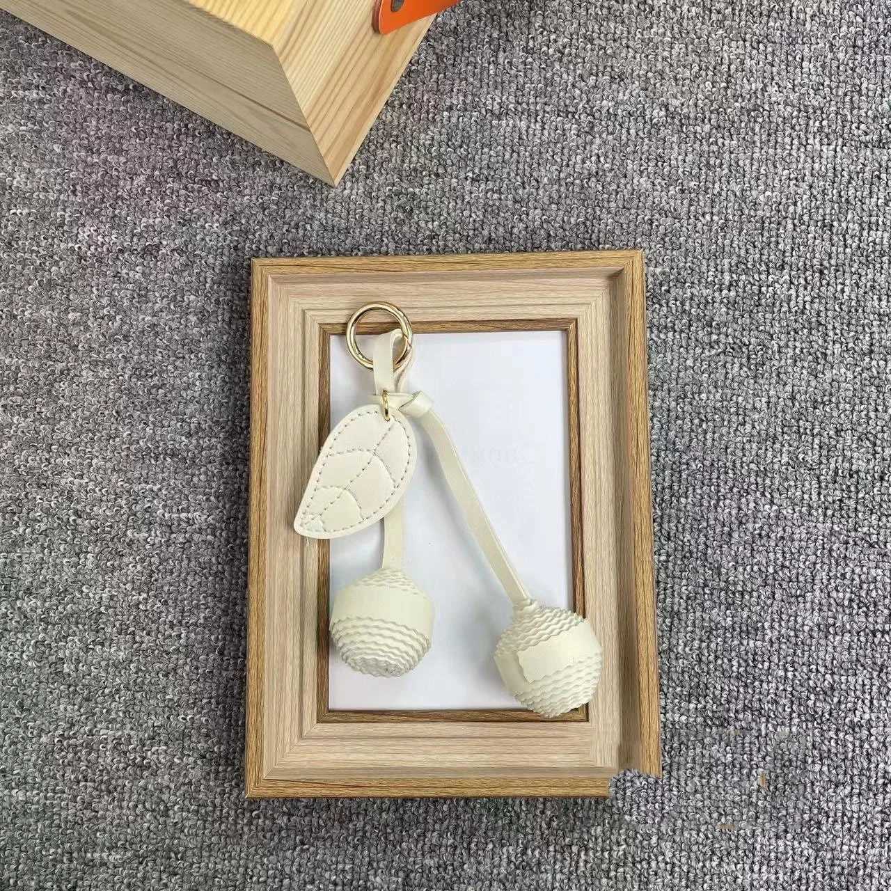 Keychain accessories Cute bag pendant PU leather leaf handmade woven ball High end and versatile decorationXJ251208 - view 4