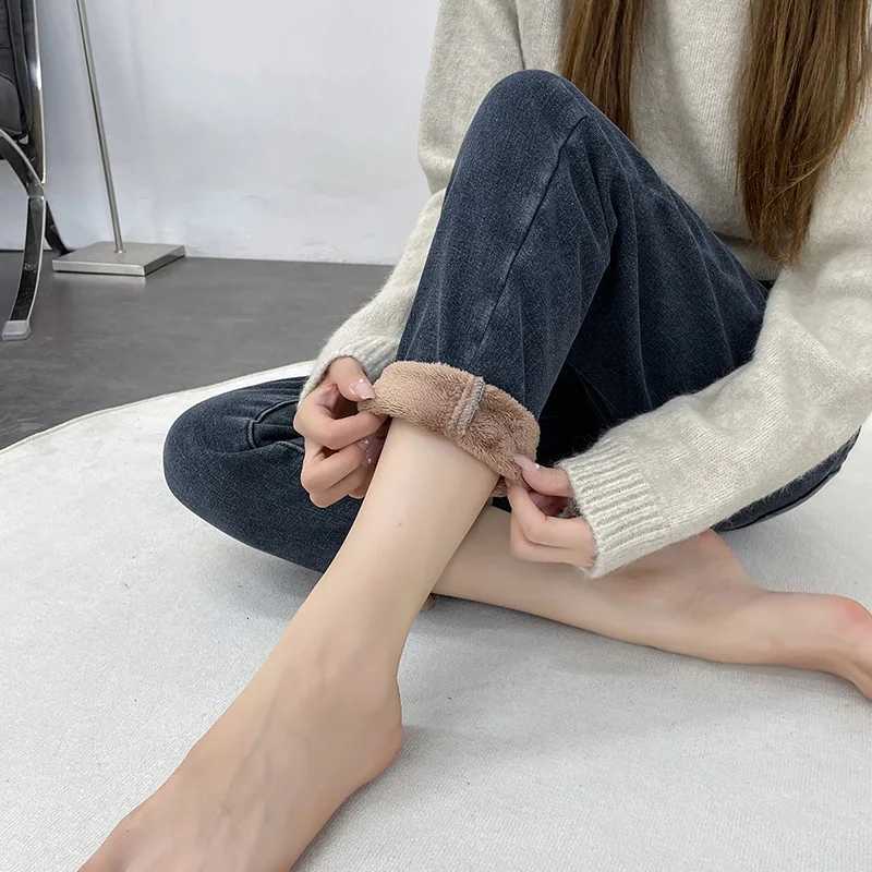 Winter Womens Warm Fleece Jeans High Waist Thick Straight Denim Harem Pants Plus Size Loose Trousers Lady High Waisted JeansT251208