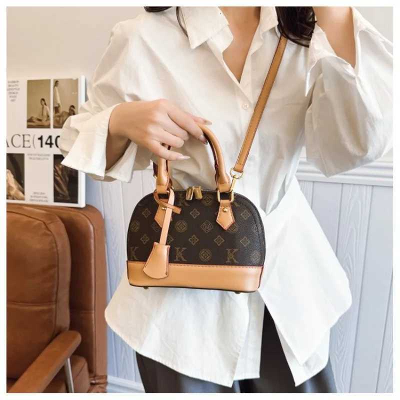 The 2025 New Model of The Seell Small Wens Bag Is A Bseller Versatile and High-end with A Crossbody Style Y251208