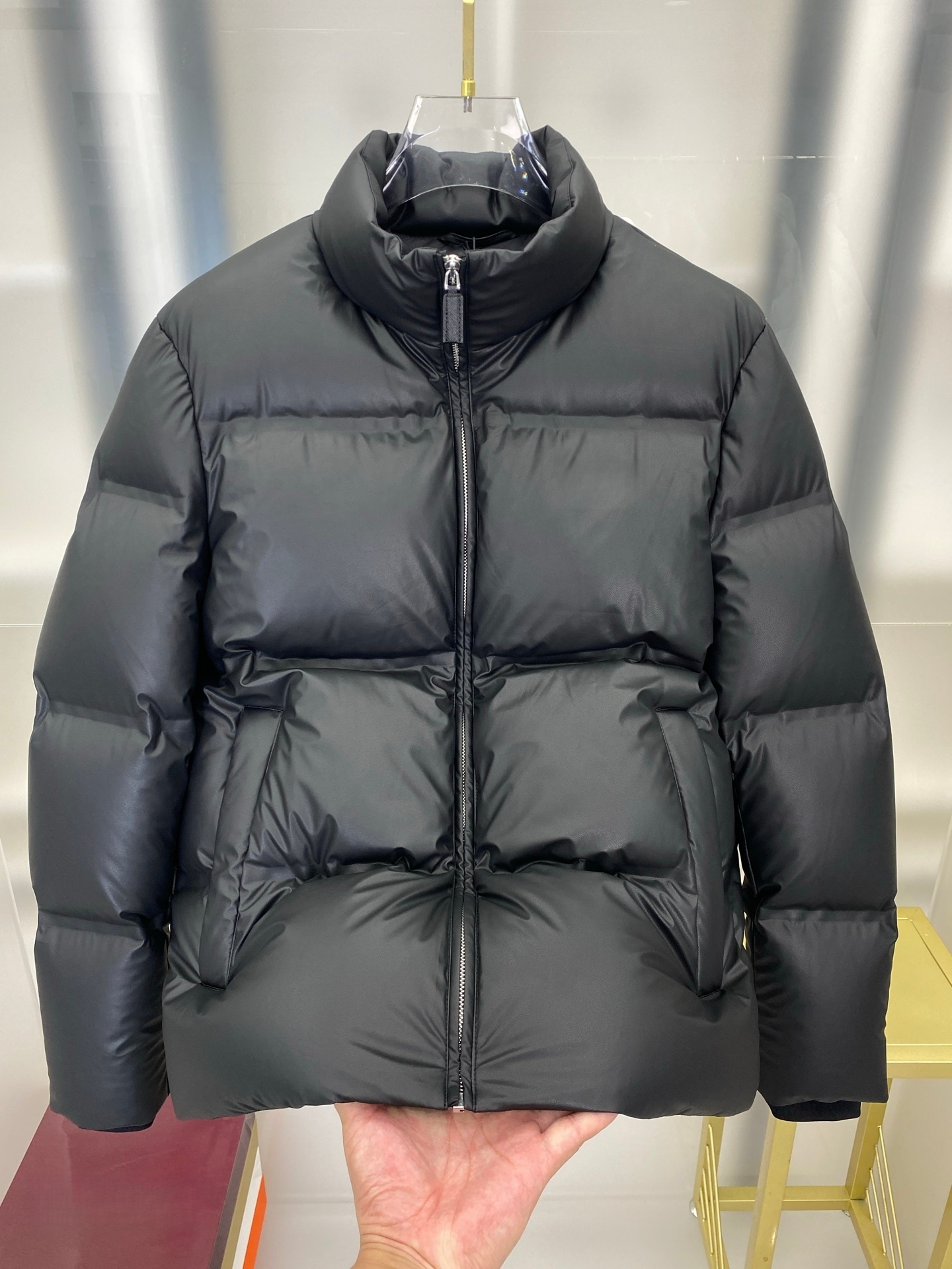 Men's classic, stylish, and warm down jacket, designer style, lightweight, comfortable, and warm for outdoor use.