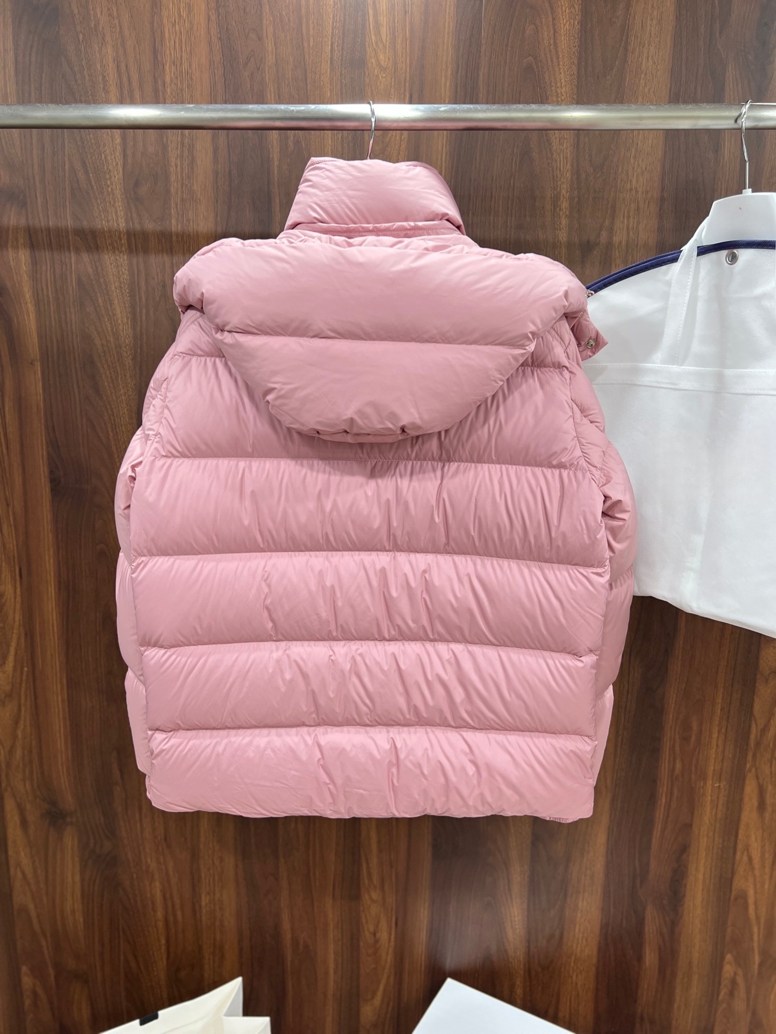 Unisex thick down jacket with detachable hood, warm and classic style.