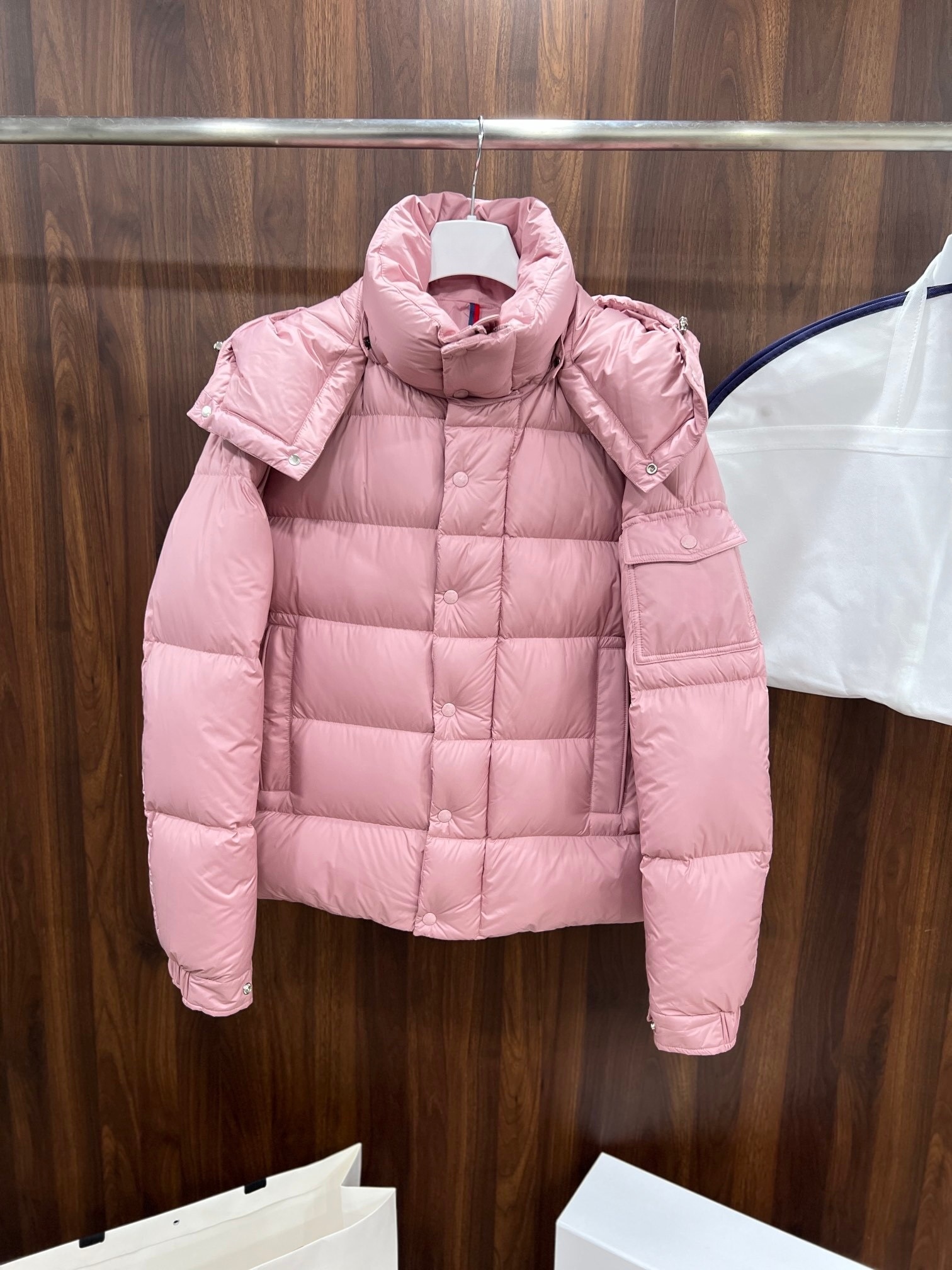 Unisex thick down jacket with detachable hood, warm and classic style.