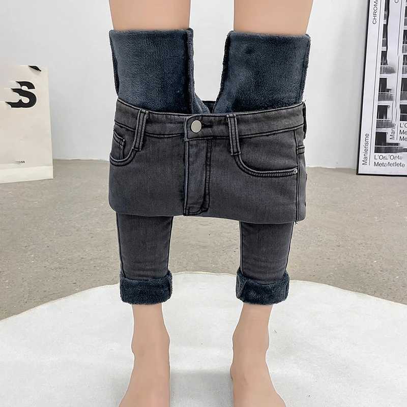 New Women Thermal Jeans Winter Snow Warm Plush Stretch Jeans Lady Skinny Thicken Students Denim Pants Fleece Mom Fur TrousersT251208