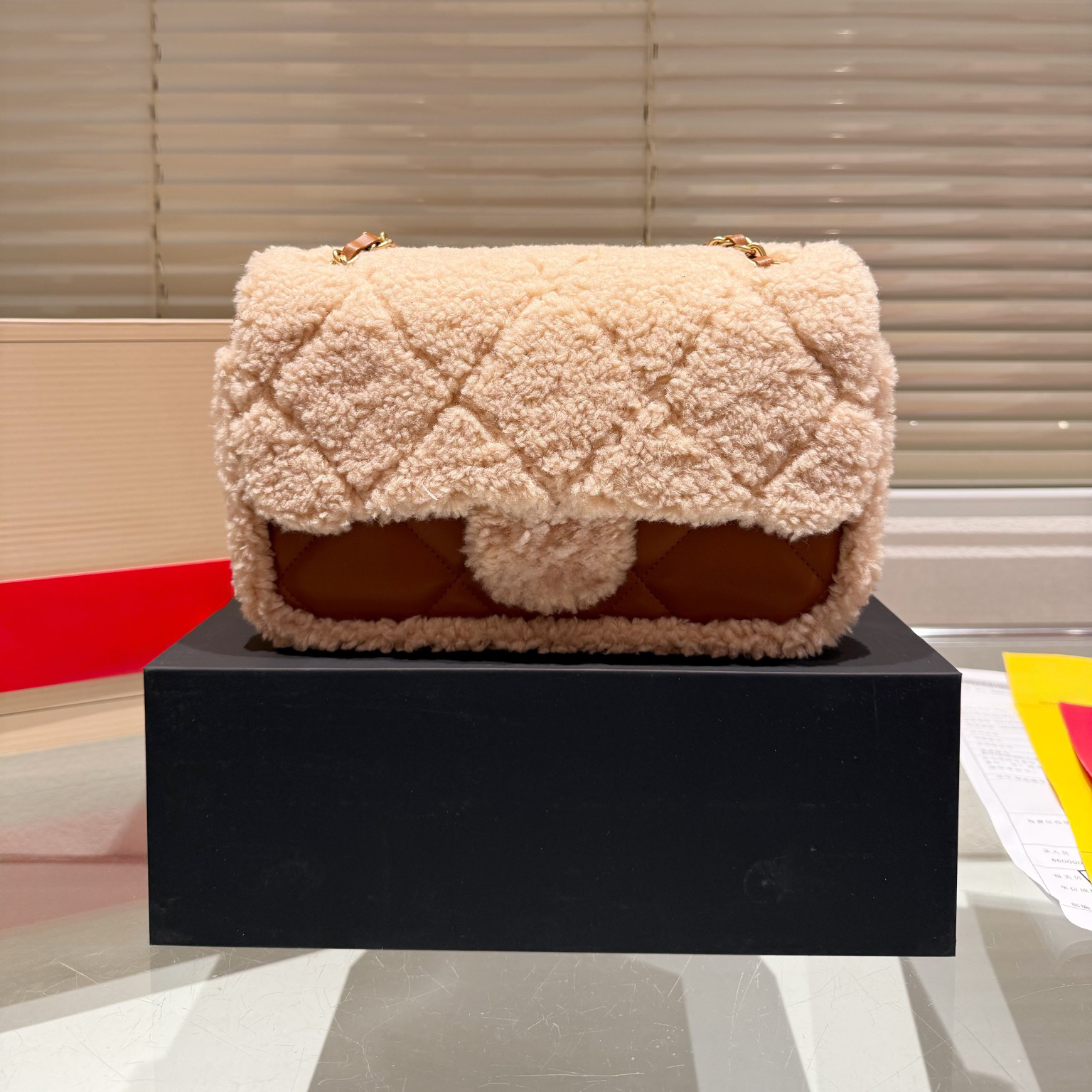 Luxury Designer Lambskin Shoulder Bag Teddy Fuzzy Accent Gold Buckle Quilted Lamb Leather Handbag Adjustable Chain Fashionable Crossbody Handbag 25X18cm