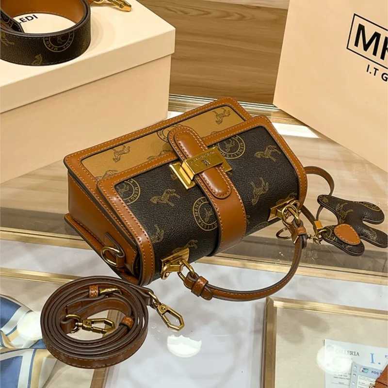 Brand Light Luxury Bag for Wen 2025 New Fiable Luxury Sense e Shoder Cross Shoder Versatile Handheld Leather Small Y251208