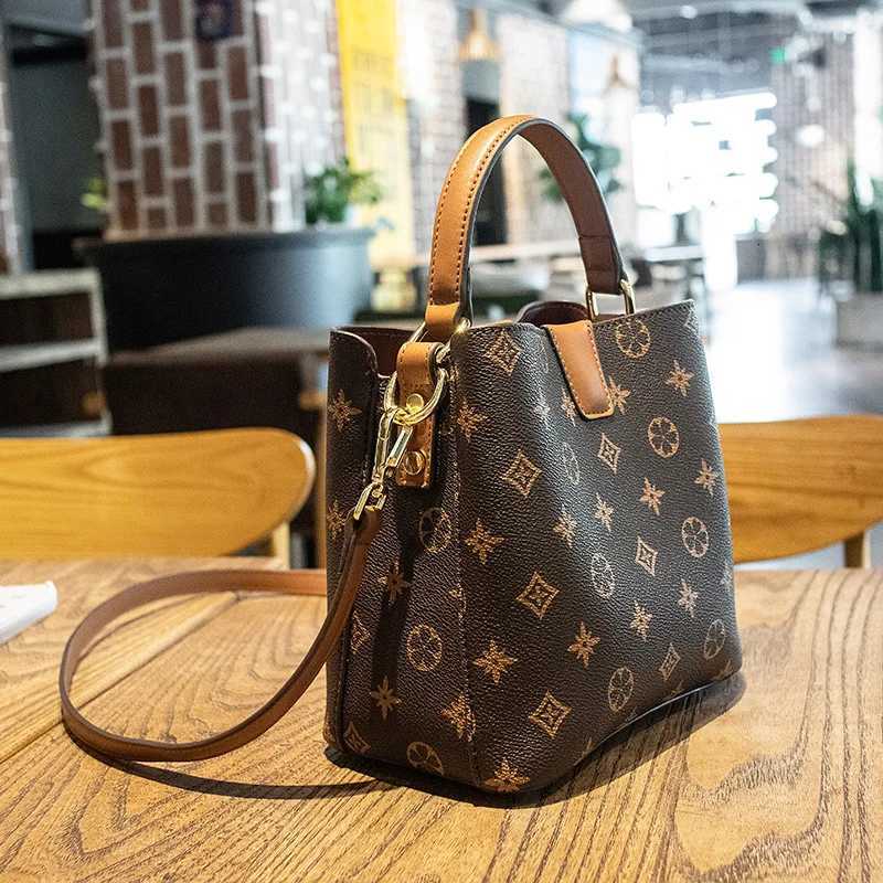 2023 New Trendy Autumn/Winter Premium Water Bucket Bag Fiable Cmuter Simple Single Shoder Cross Shoder Handbag Y251208