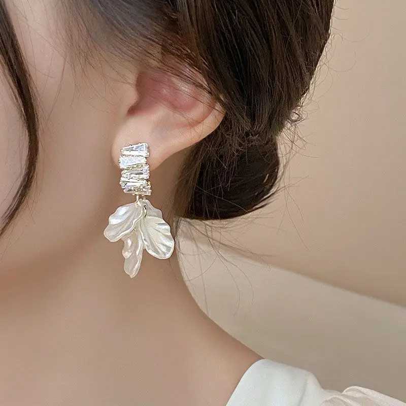 Korean White Shell Flower Petal Drop Earrings for Women 2023 New Statement Pendientes Trendy Zircon Crystal Earring Jewelry Gift J251208