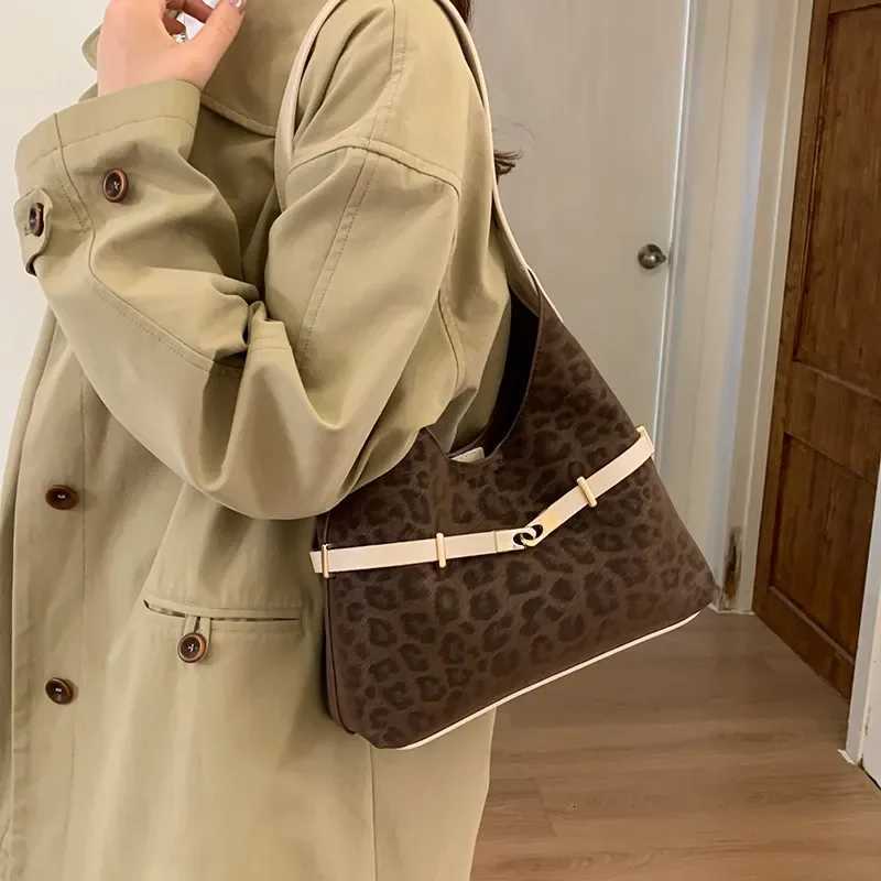 Unique Vintage Paris Designer Crossbody Bag for Wen Fi nt Luxury Leather Simple Letter Capacity Y251208