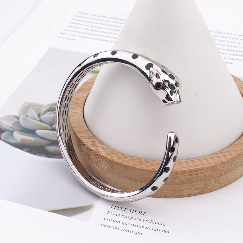 Fashionable Personality Bare Body Resin Leopard Bracelet European And American Style Versatile Ring Light Luxury Unisex Jewelry Set Wholesale 12