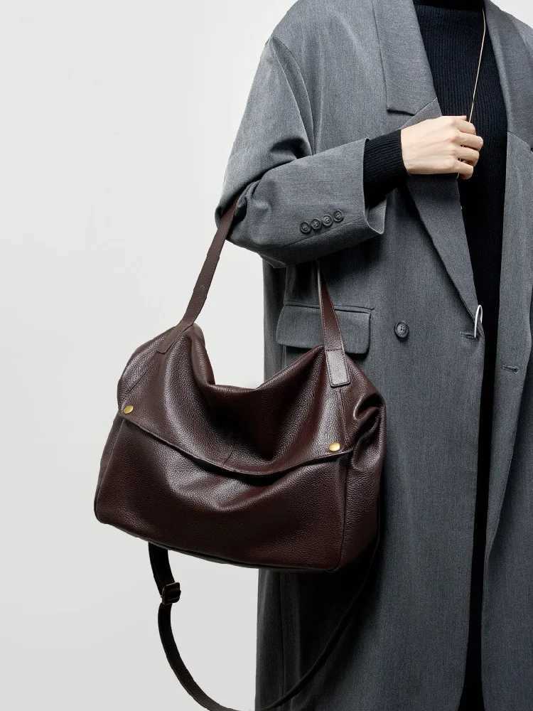 2025 New large capacity Women shoulder bag genuine leather Europe style soft Pitot Bag simple casual womens bag tote Hnadbag C251208