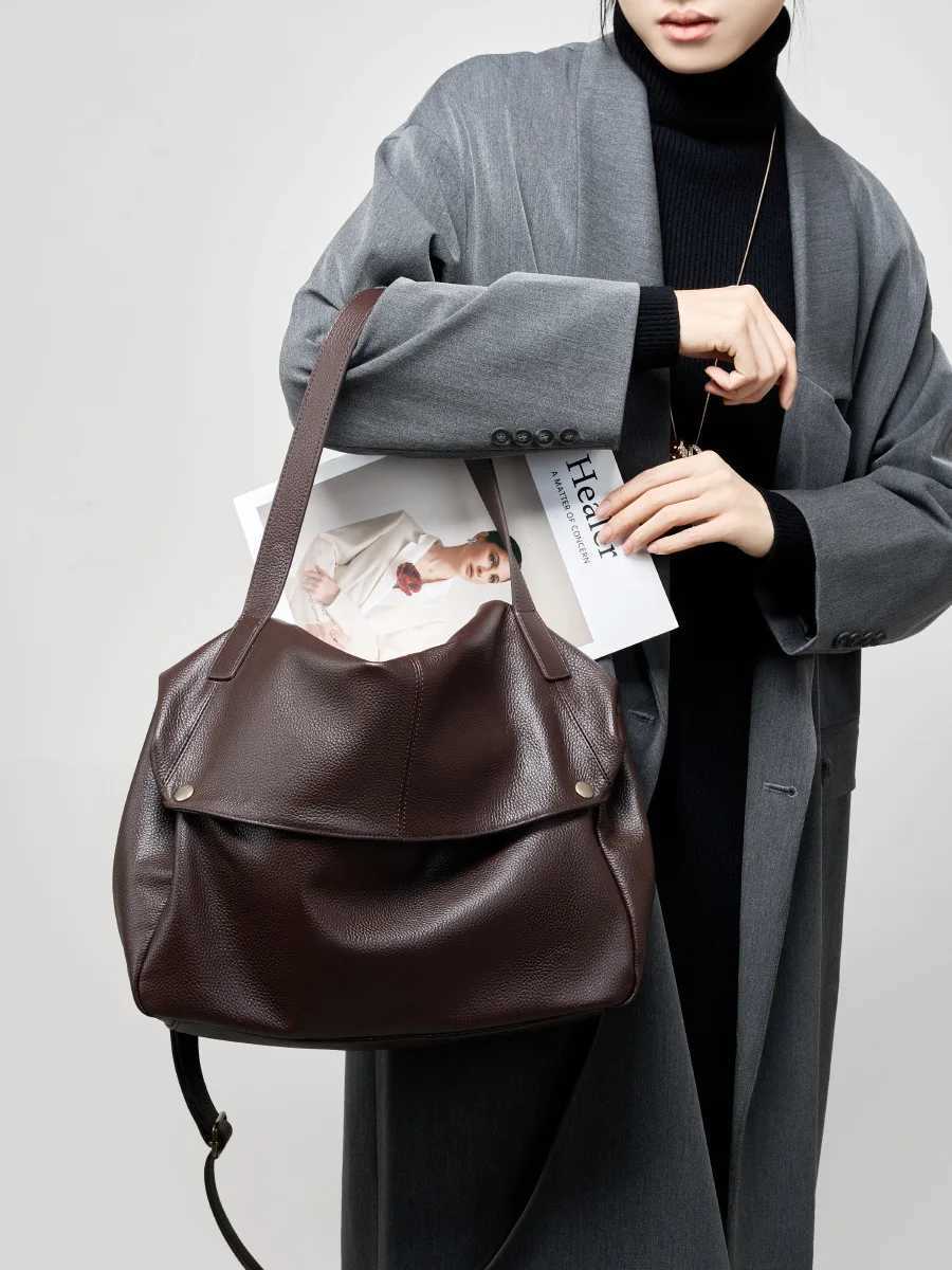 2025 New large capacity Women shoulder bag genuine leather Europe style soft Pitot Bag simple casual womens bag tote Hnadbag C251208