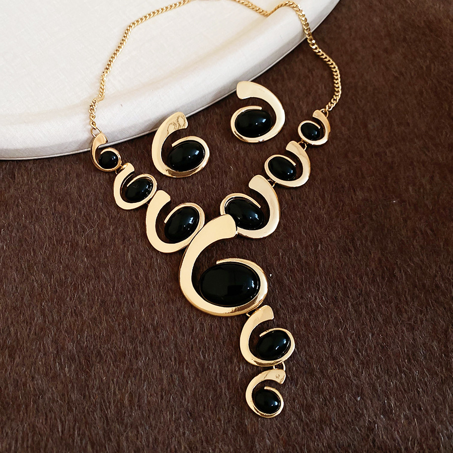 Metal Oval Tassel Necklace Earrings Vintage Light Luxury High-end Jewelry Set Design Sense Niche Accessories for Women - view 3