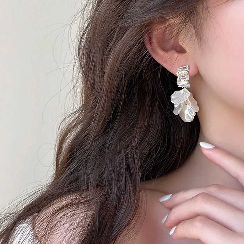 Korean White Shell Flower Petal Drop Earrings for Women 2023 New Statement Pendientes Trendy Zircon Crystal Earring Jewelry Gift J251208