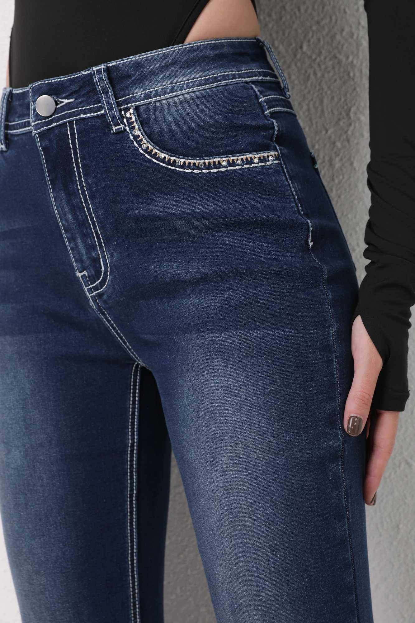 2025 Autumn/Winter New Womens Denim Pants The back pocket features sequin embroidered geometric patterns The edge of the fronT251208