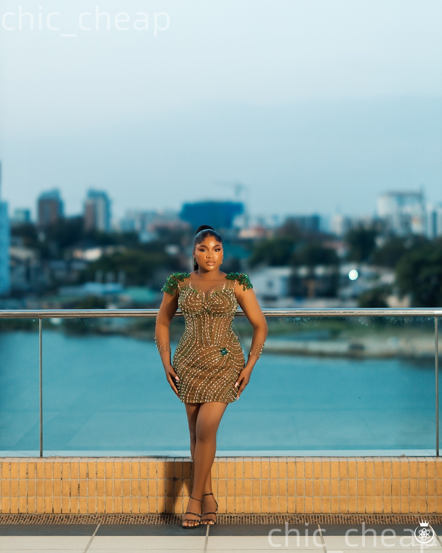 2026 Green Sheath Cocktail Dress Illusion Beaded Crystals Sheer Neck Short Mini Graduation Homecoming Dresses For Special Occasions Sweetheart Gowns Z