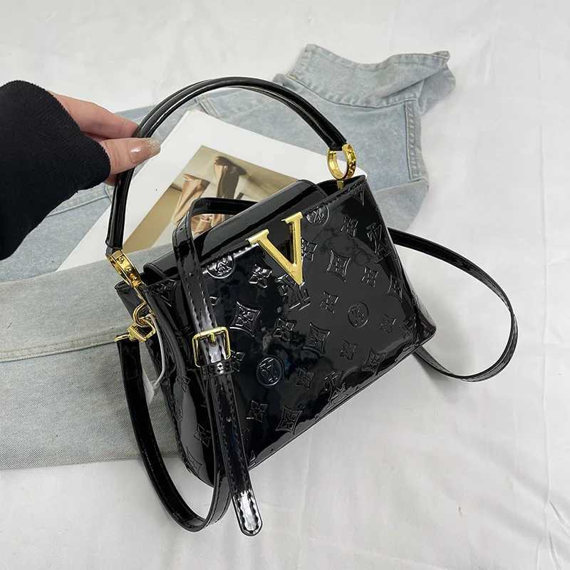 2025 New Wens Old Flower Patent Leather Bag European Fi Glossy Letter Shoder Messenger Bag Y251208