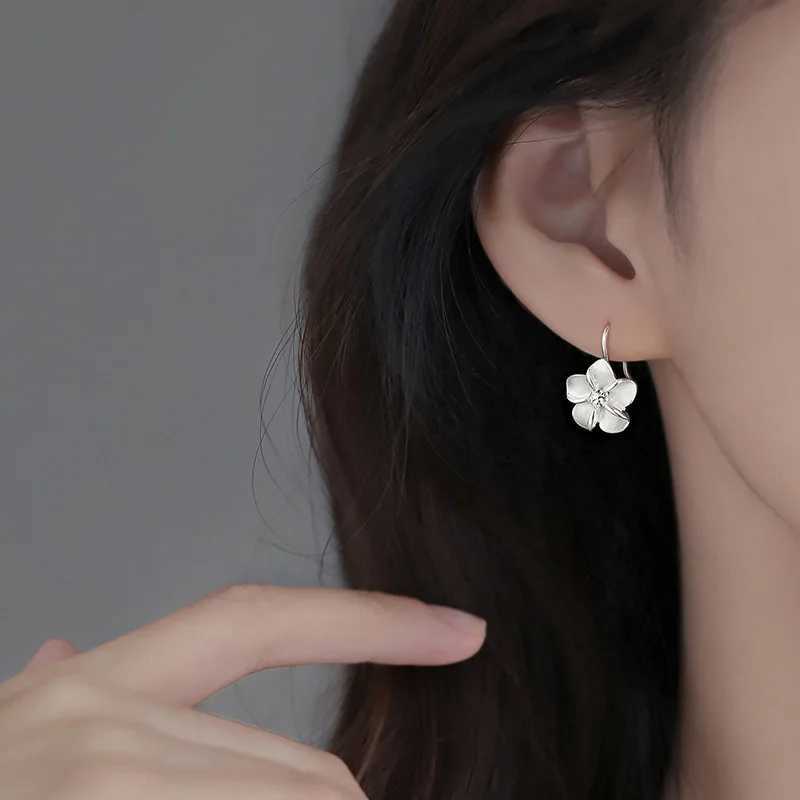 Cute Small Silver Color Frosted Flower Earrings for Women Party Plant Floral Earrings Wedding Party Ear Hook Korean Jewelry J251208
