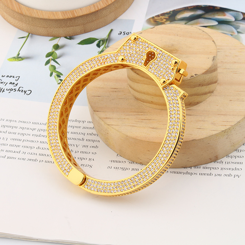 American Style Alternative Domineering Handcuffs Bracelets Simulated Full Zirconia Exaggerated Gear Buckle Spring Lock Bracelets Wholesale E2