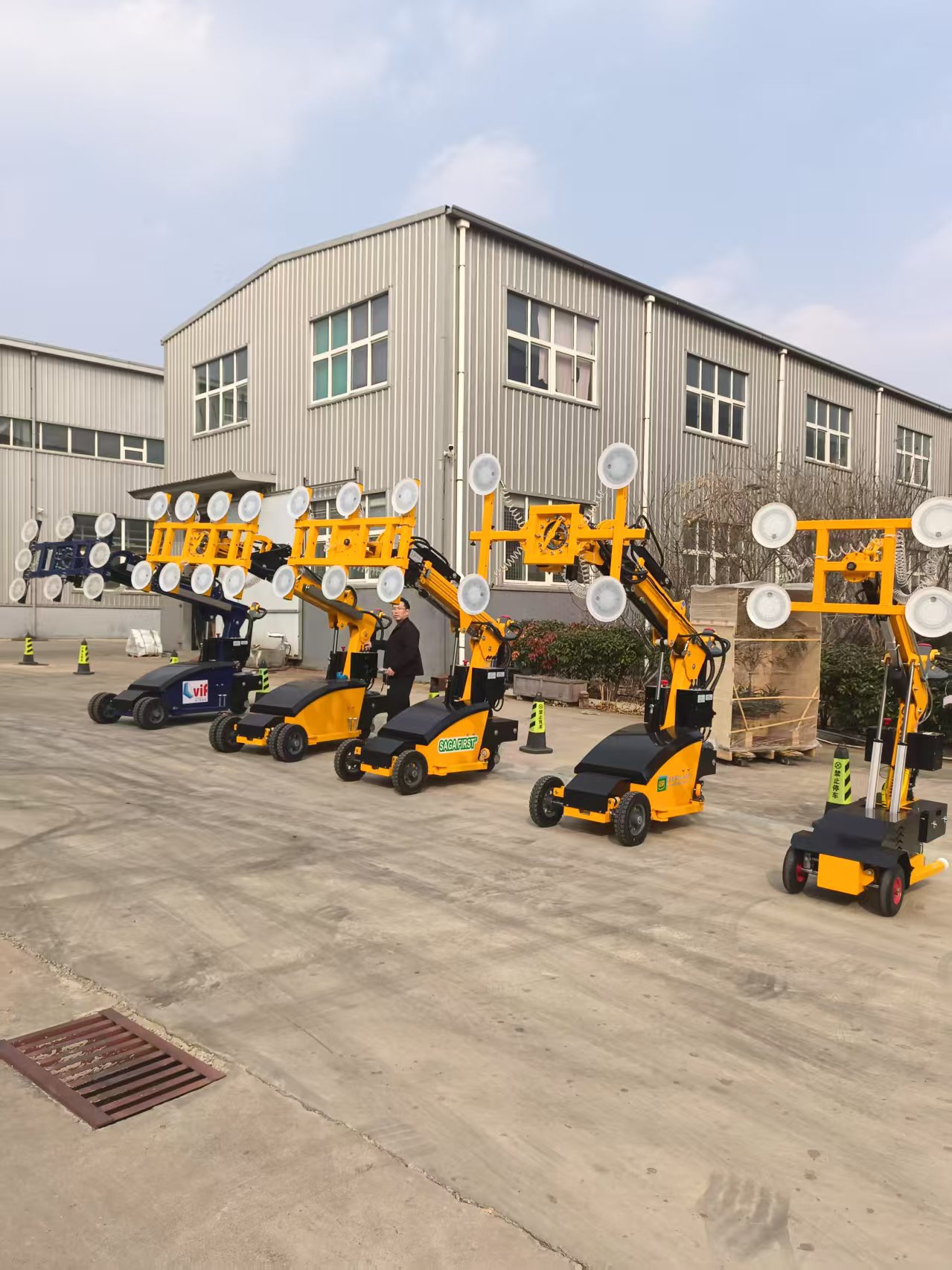 Mobile Glass Installation Robot | Small Vehicle-Mounted Vacuum Suction Cup Lifter System