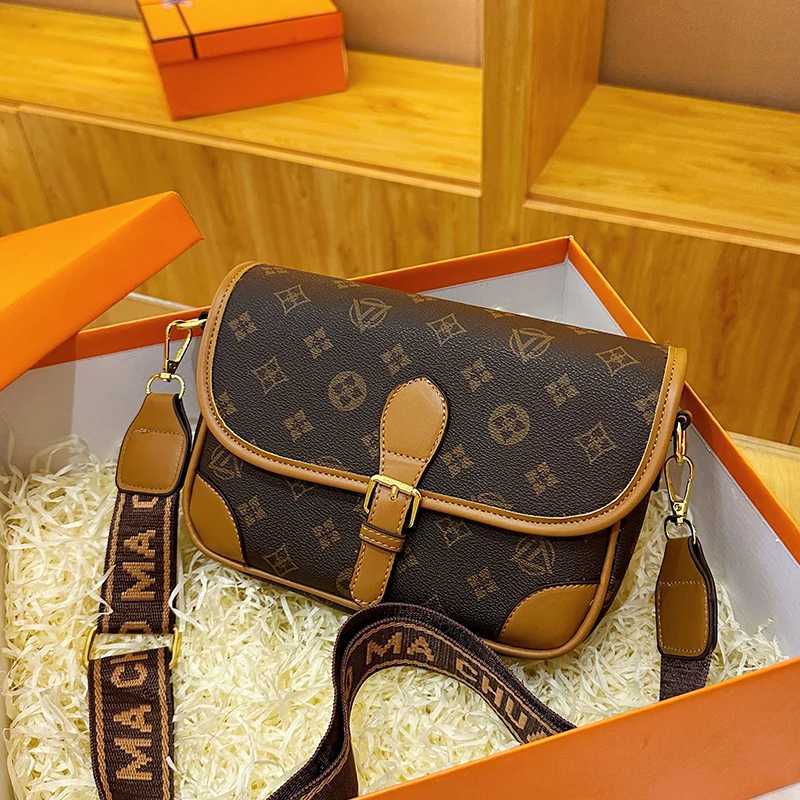 New Classic Texture Crossbody Bag Versatile Crossbody Bag High-End Underarm Bag Nurse Bag Wide Shoder Strap Bag Y251208