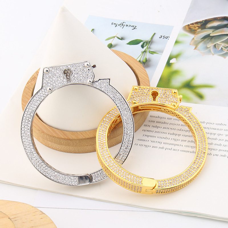 American Style Alternative Domineering Handcuffs Bracelets Simulated Full Zirconia Exaggerated Gear Buckle Spring Lock Bracelets Wholesale E2