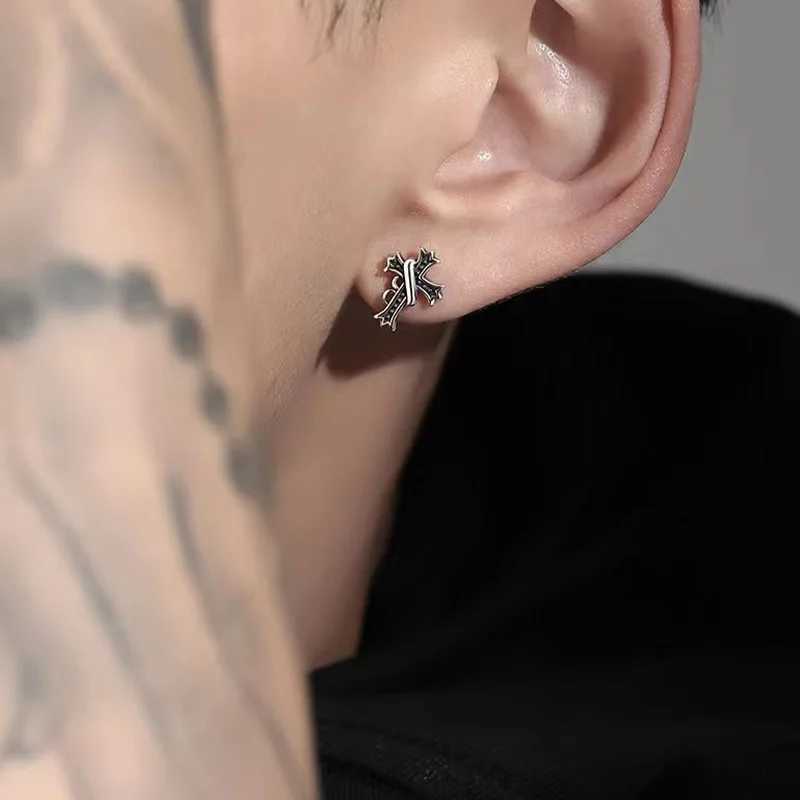 Retro Black Cross Earings for Men Women Punk Gothic Rock Hiphop Zinc Alloy Earings Designer Jewelry Unisex Accessories Love Gift J251208