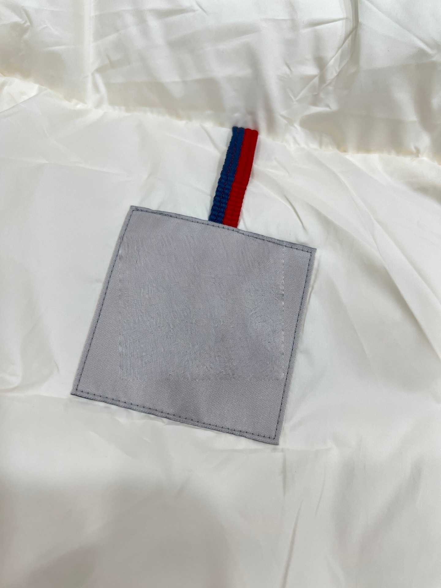 Unisex thick down jacket with detachable hood, warm and classic style.