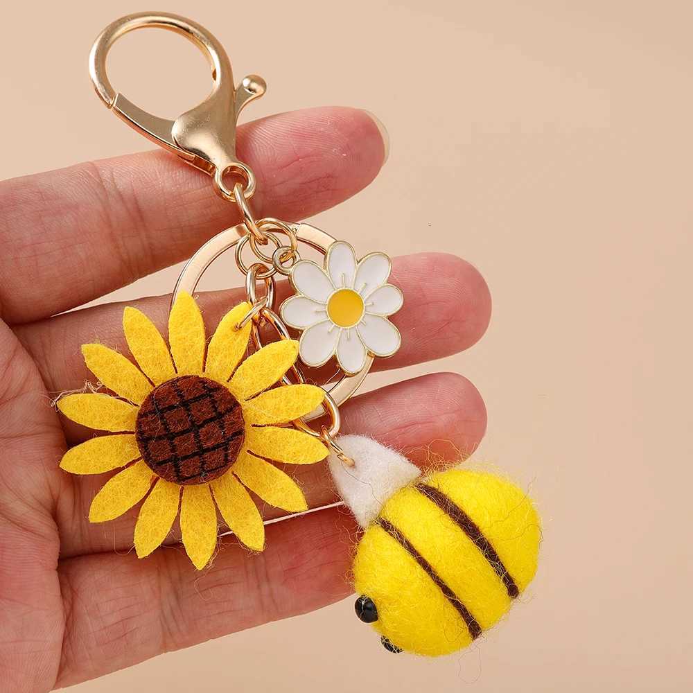 Pretty Handmade Knitted Sunflower Keychain Women Girls Crocheted Flower Key Ring Pendant for Handbag Decor DIY Key Chain GiftsXJ251208 - view 7