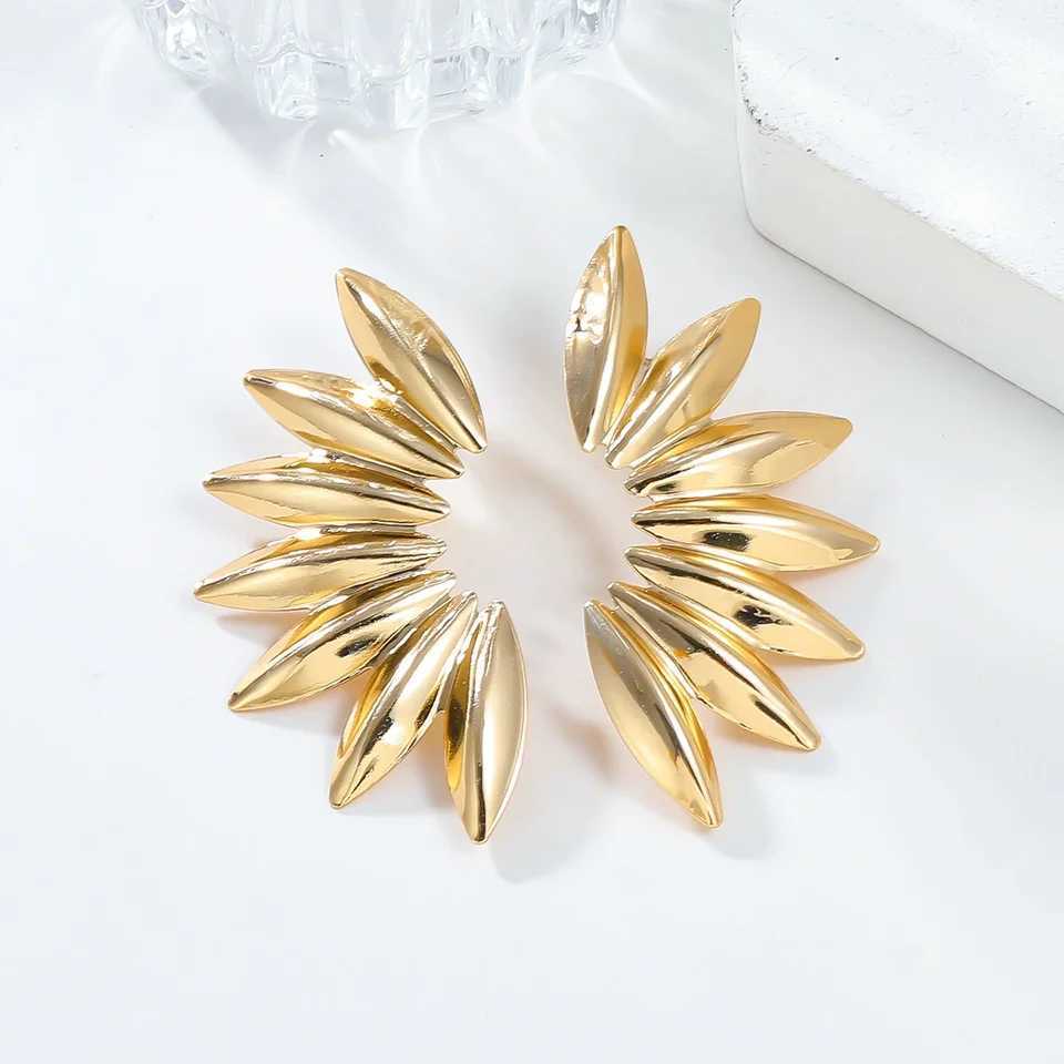 Exaggerated Personality Metal Dangle Earrings for Women Golden Color Sector Leaf Flower Big Drop Earrings European Party Jewelry J251208