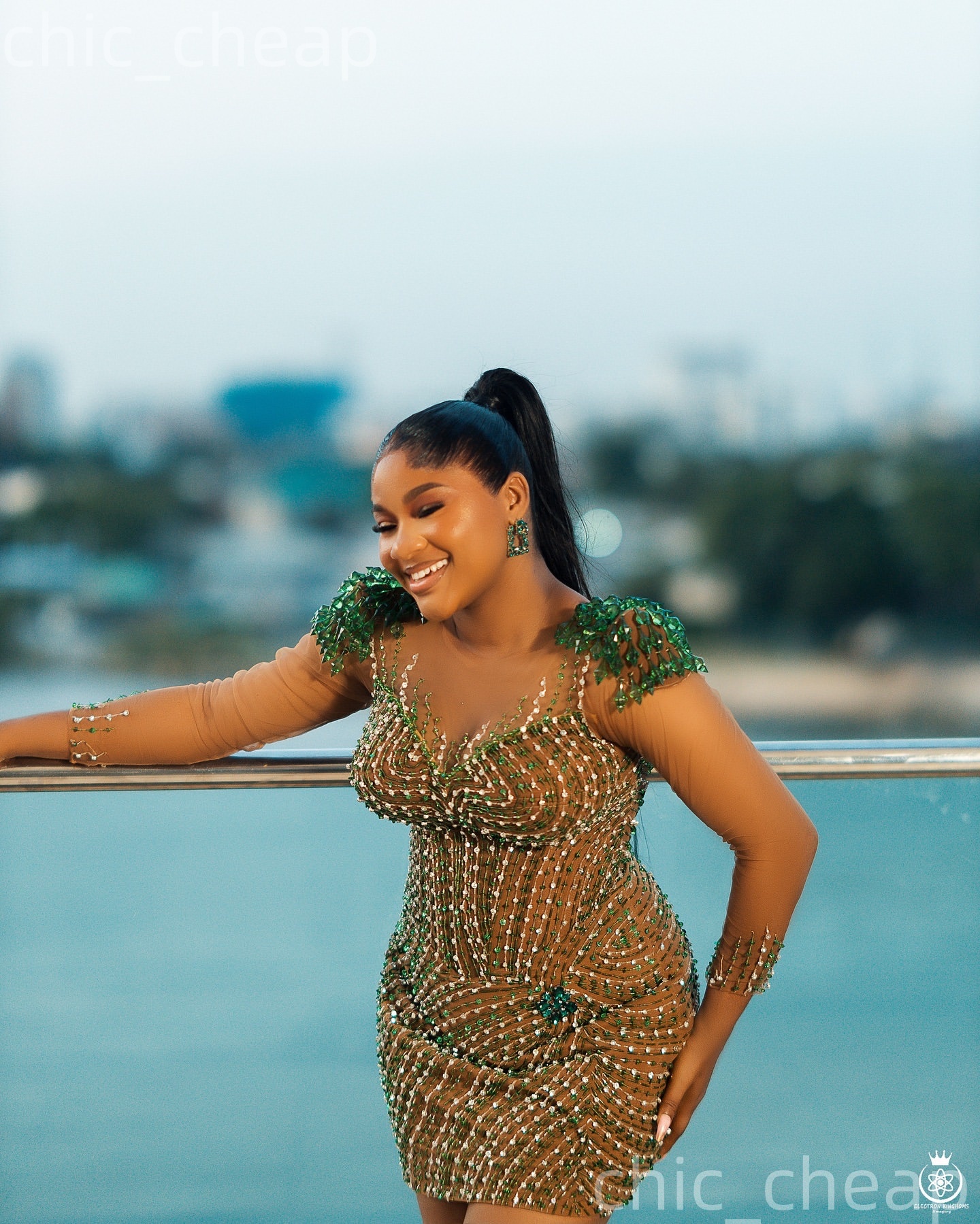 2026 Green Sheath Cocktail Dress Illusion Beaded Crystals Sheer Neck Short Mini Graduation Homecoming Dresses For Special Occasions Sweetheart Gowns Z