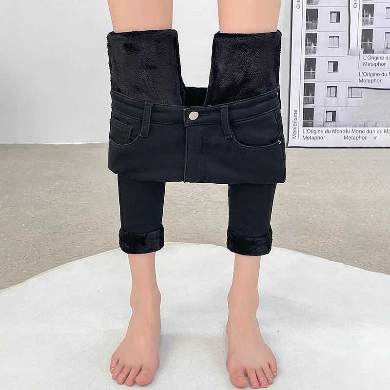 New Women Thermal Jeans Winter Snow Warm Plush Stretch Jeans Lady Skinny Thicken Students Denim Pants Fleece Mom Fur TrousersT251208