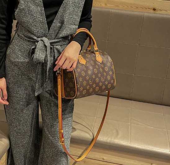 Vintage-Inspired Leather Tote Bag - Luxury Letter Crossbody Purse For Women With Commuter-Friendly DesignW251119