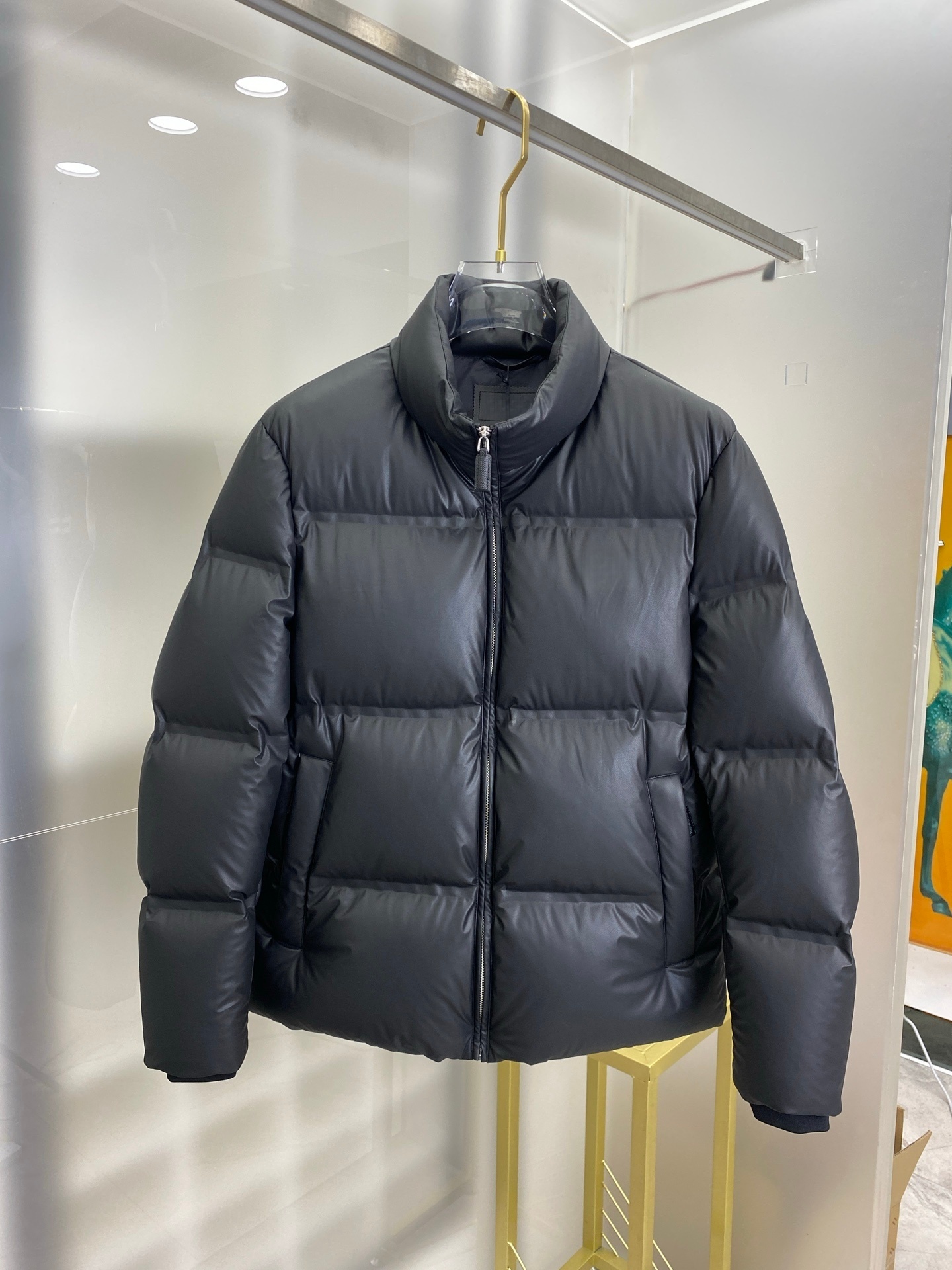 Men's classic, stylish, and warm down jacket, designer style, lightweight, comfortable, and warm for outdoor use.