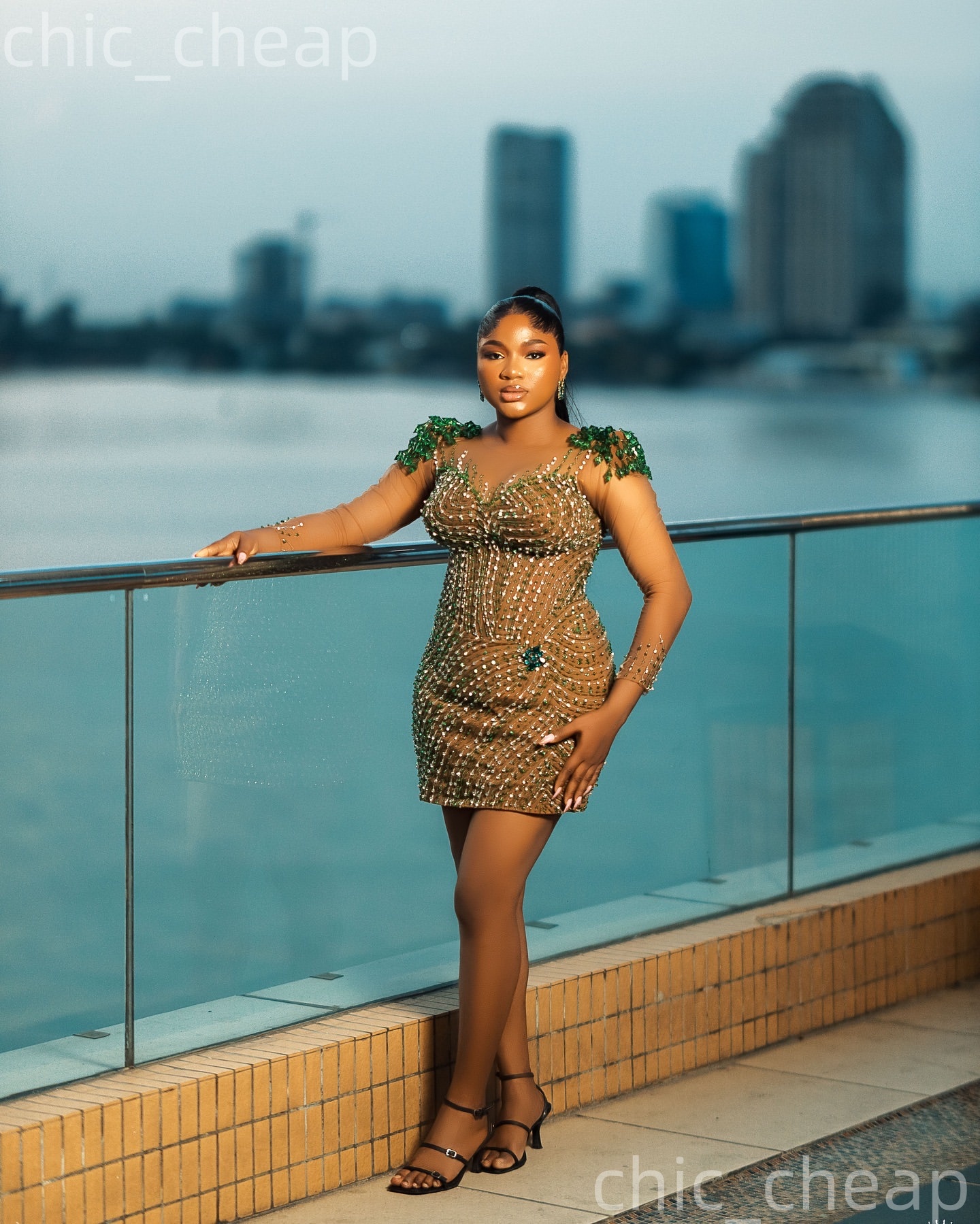 2026 Green Sheath Cocktail Dress Illusion Beaded Crystals Sheer Neck Short Mini Graduation Homecoming Dresses For Special Occasions Sweetheart Gowns Z