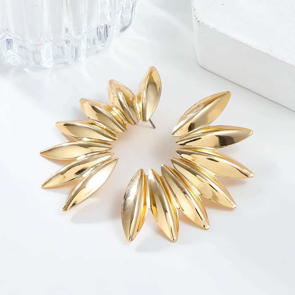 Exaggerated Personality Metal Dangle Earrings for Women Golden Color Sector Leaf Flower Big Drop Earrings European Party Jewelry J251208