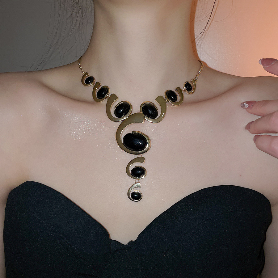 Metal Oval Tassel Necklace Earrings Vintage Light Luxury High-end Jewelry Set Design Sense Niche Accessories for Women - view 6