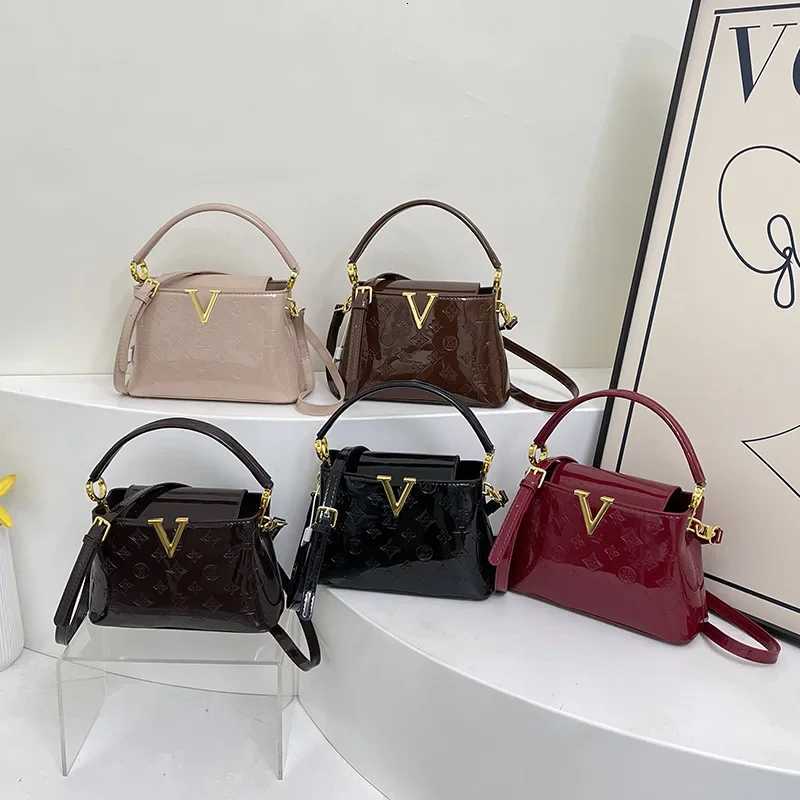 2025 New Wens Old Flower Patent Leather Bag European Fi Glossy Letter Shoder Messenger Bag Y251208