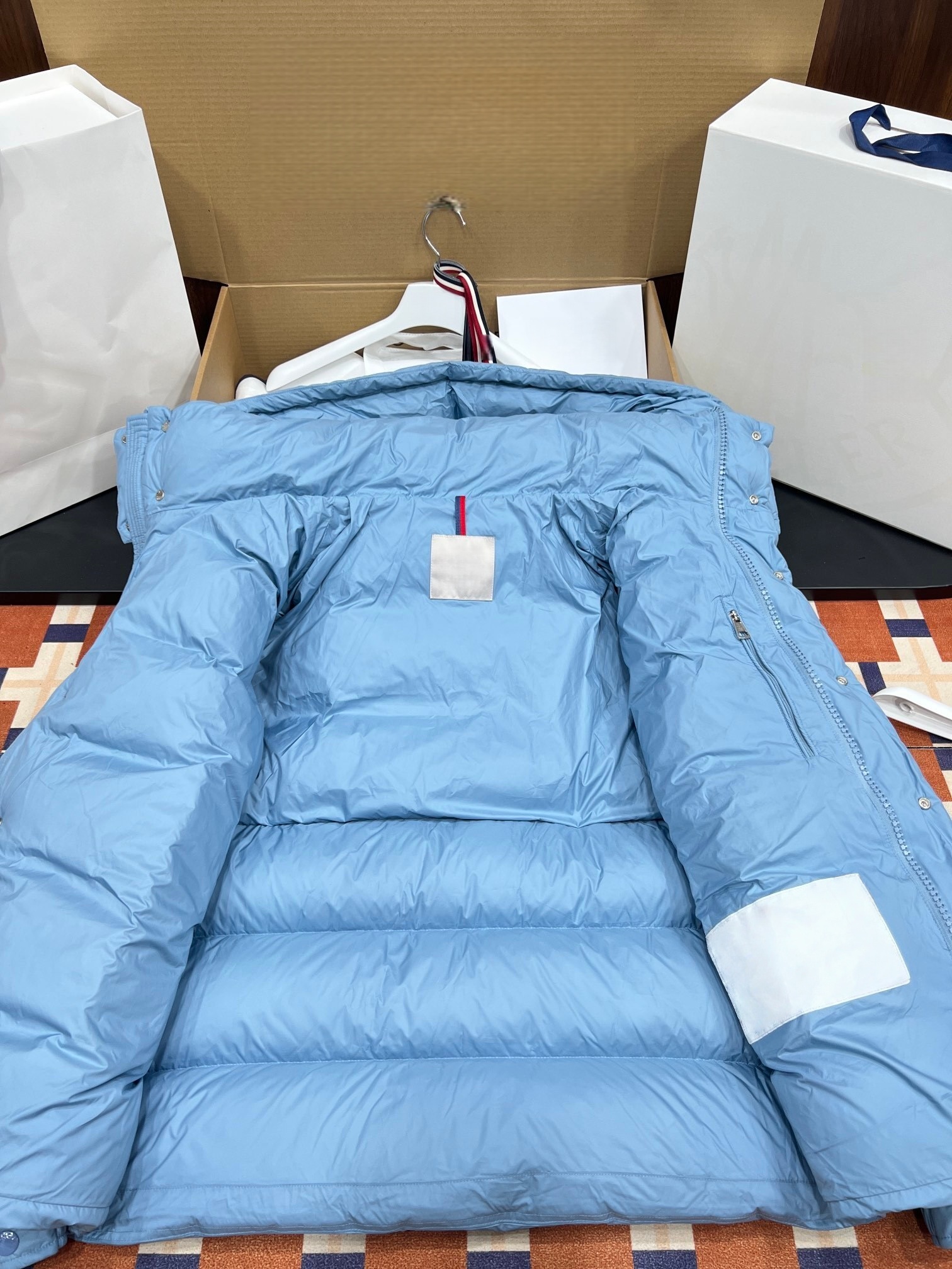 Unisex thick down jacket with detachable hood, warm and classic style.