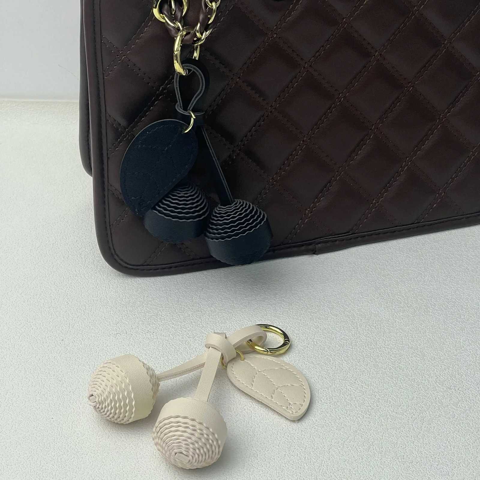 Keychain accessories Cute bag pendant PU leather leaf handmade woven ball High end and versatile decorationXJ251208 - view 3