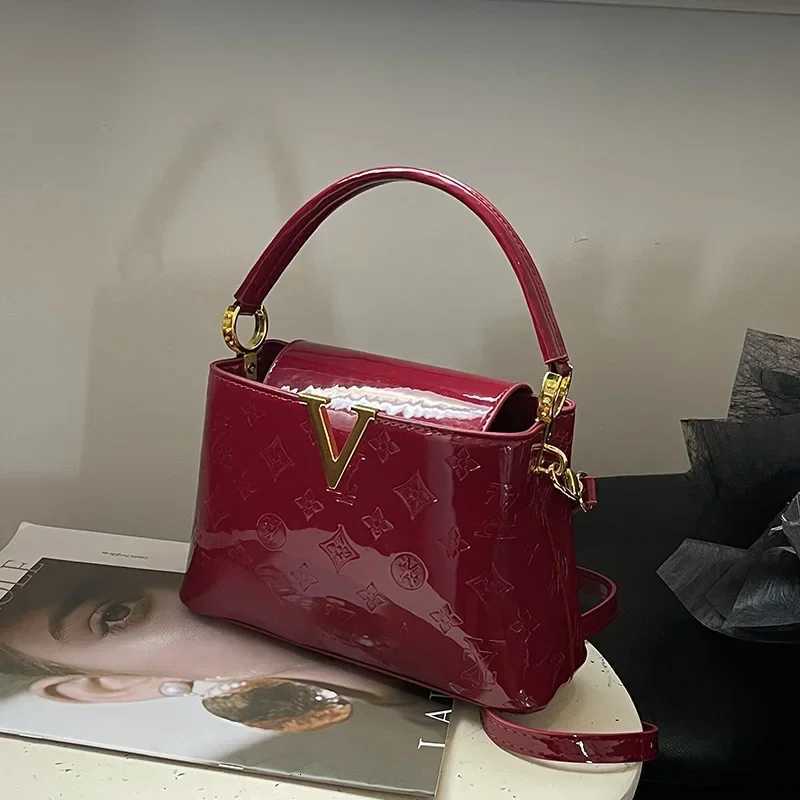 2025 New Wens Old Flower Patent Leather Bag European Fi Glossy Letter Shoder Messenger Bag Y251208
