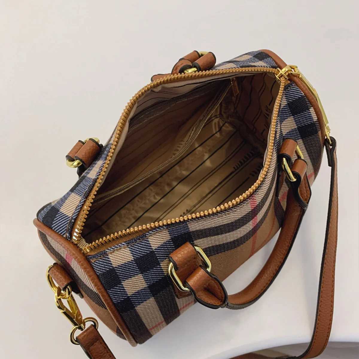 Large Capacity Classic Stripe Plaid Pattern Shoder Bag PU Crossbody Tote with Adjustable Strap Zip Closure for Daily Use Y251208