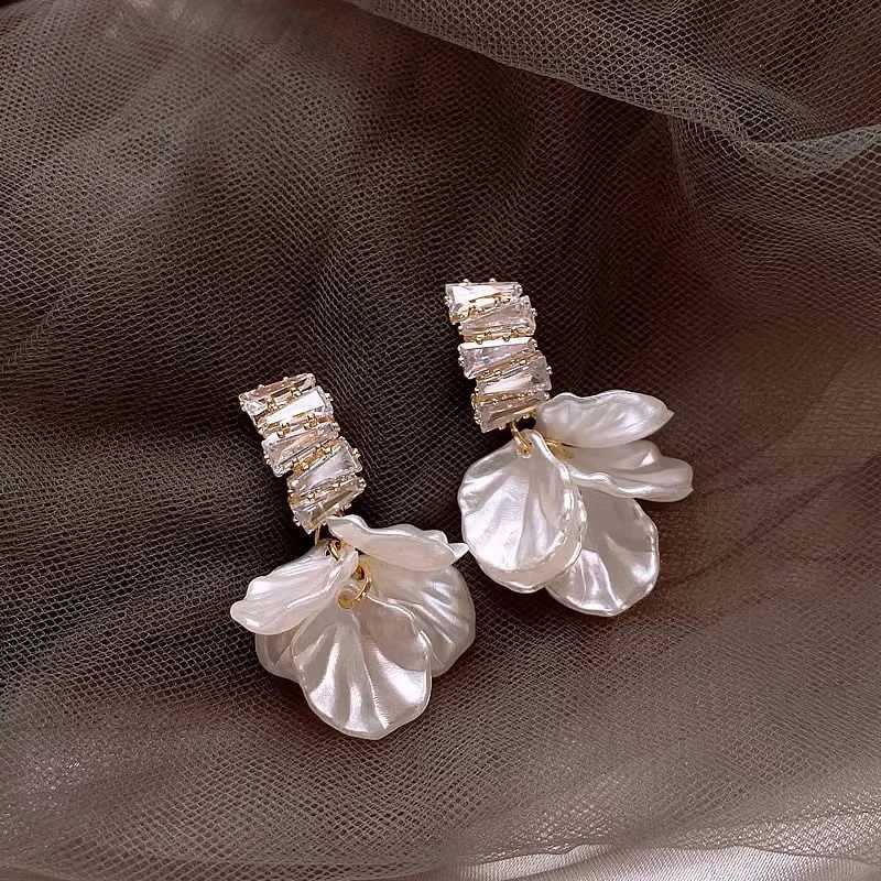 Korean White Shell Flower Petal Drop Earrings for Women 2023 New Statement Pendientes Trendy Zircon Crystal Earring Jewelry Gift J251208